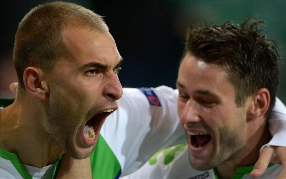 Bas Dost (i) del Wolfsburgo celebra su gol ante el PSV con su compañero Christian Traesch (d)  durante un partido de la Liga de Campeones de la UEFA en Wolfsburgo (Alemania). EFE