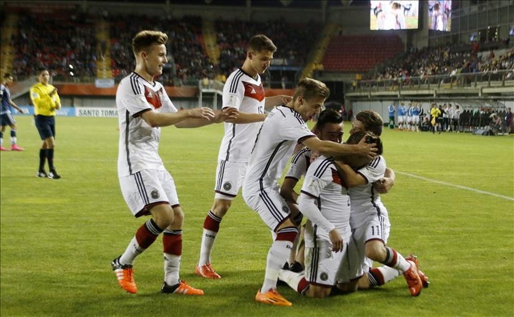 Los jugadores de Alemania celebran el gol de Félix Passlack de penalti contra Argentina, durante el partido entre Alemania y Argentina en el mundial de fútbol sub 17 en el estadio Nelson Oyarzún de Chillán (Chile). EFE