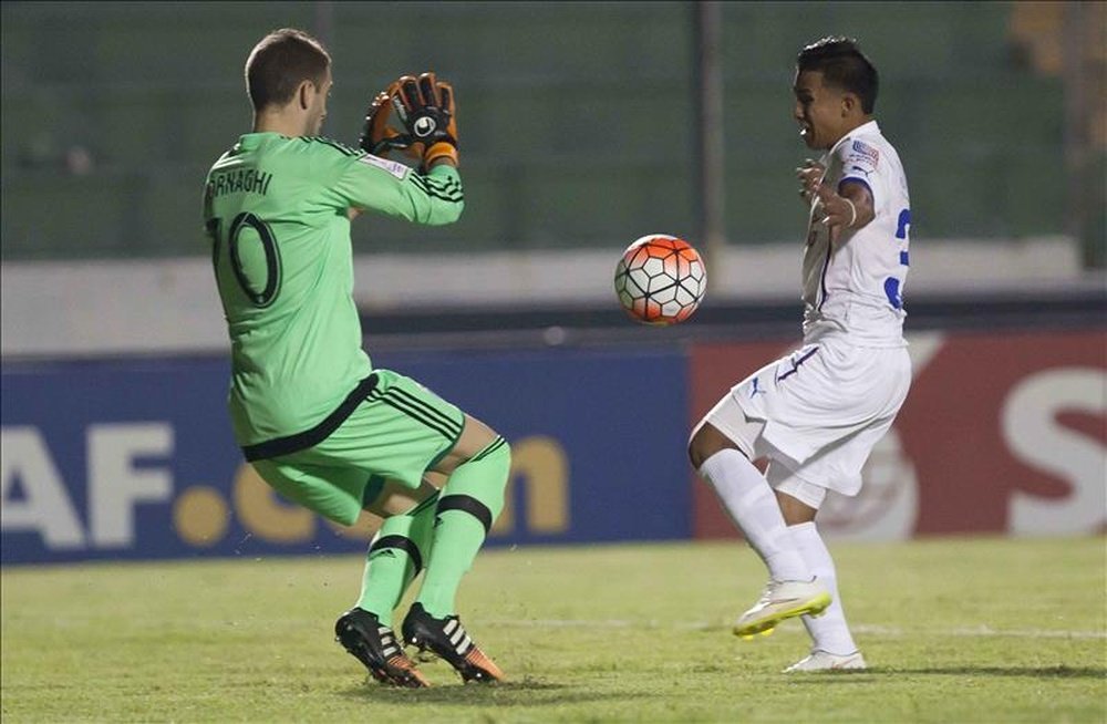 El jugador del Olimpia de Honduras Michael Chirinos (d) disputa el balón con Paolo Tornaghi (i) de Vancouver Whitecaps de Canadá, en un partido por la Liga de Campeones de la CONCACAF disputado en el Estadio Nacional de Tegucigalpa (Honduras). EFE