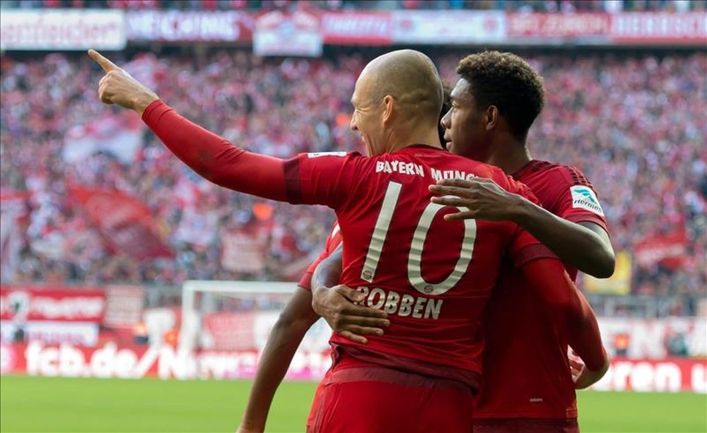 Los jugadores del Bayern Múnich Arjen Robben (I)y David Alaba celebran el 1-0 durante el partido de la Bundesliga que han jugado Bayern Munich y 1. FC Koeln en el Allianz Arena de Múnich, Alemania EFE/EPA