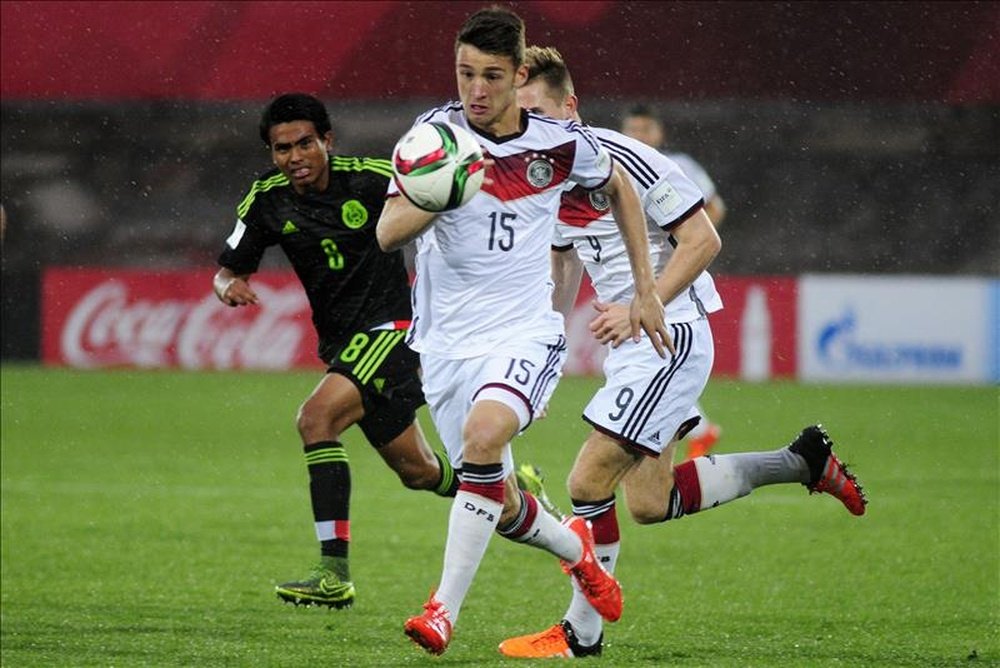 El jugador de México Pablo López (i) disputa un balón con Salih Oezcan (frente) de Alemania durante el partido entre México y Alemania en el Mundial de Fútbol Sub17 en el estadio Fiscal de Talca, en la localidad de Talca (Chile). EFE