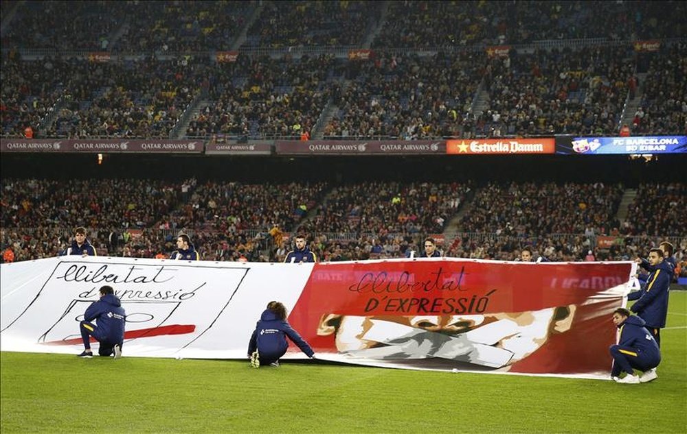 Empleados del Barcelona, por iniciativa de su junta directiva, han mostrado tres pancartas reivindicando la libertad de expresión en alusión a la nueva sanción que la UEFA le ha impuesto por la exhibición de banderas independentistas en las gradas del Camp Nou, antes del partido ante el Eibar. EFE