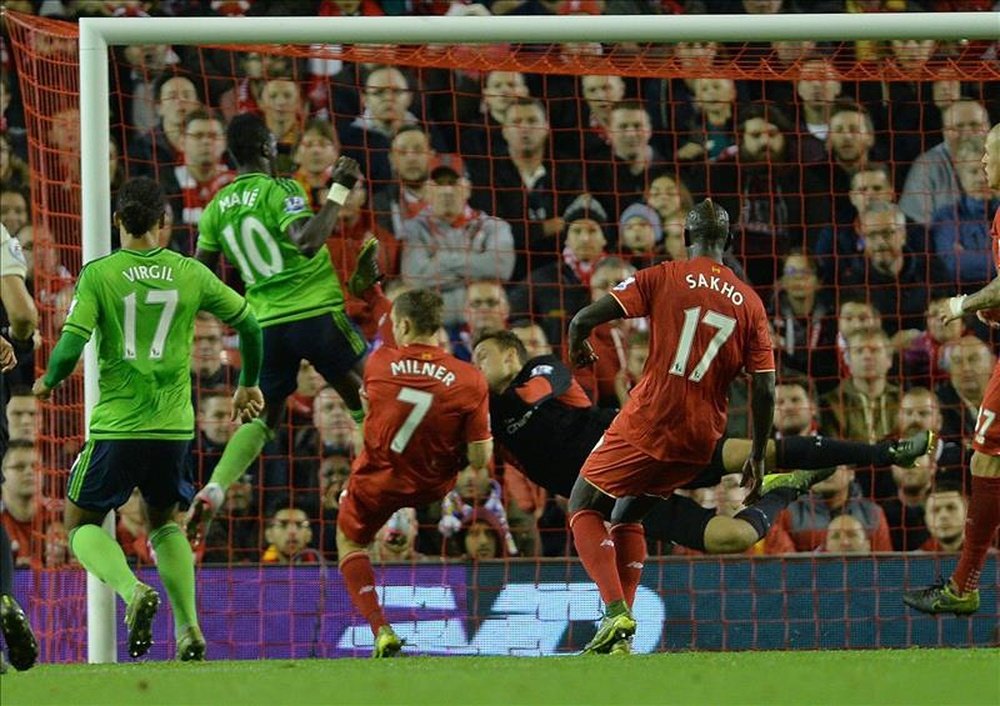 El medio del Southampton Sadio Mane (c) logra el gol del empate durante el partido de la Premier League que han jugado Liverpool y Southampton en Anfield, Liverpool, Reino Unido. EFE/EPA