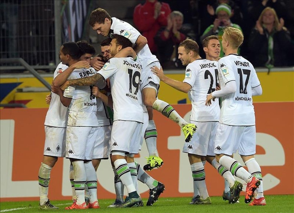 Los jugadores del Gladbach celebran el 3-1  durante el partido de la Bundesliga que han jugado Borussia Moenchengladbach y FC Schalke 04 en el Borussia-Park en Moenchengladbach, Alemania. EFE/EPA
