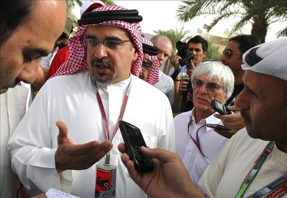 El presidente de la Confederación Asiática de Fútbol (AFC), Shaikh Salman bin Ebrahim Al Khalifa, acompañado por el jefe de la Fórmula Uno, Bernie Ecclestone. EFE/Archivo