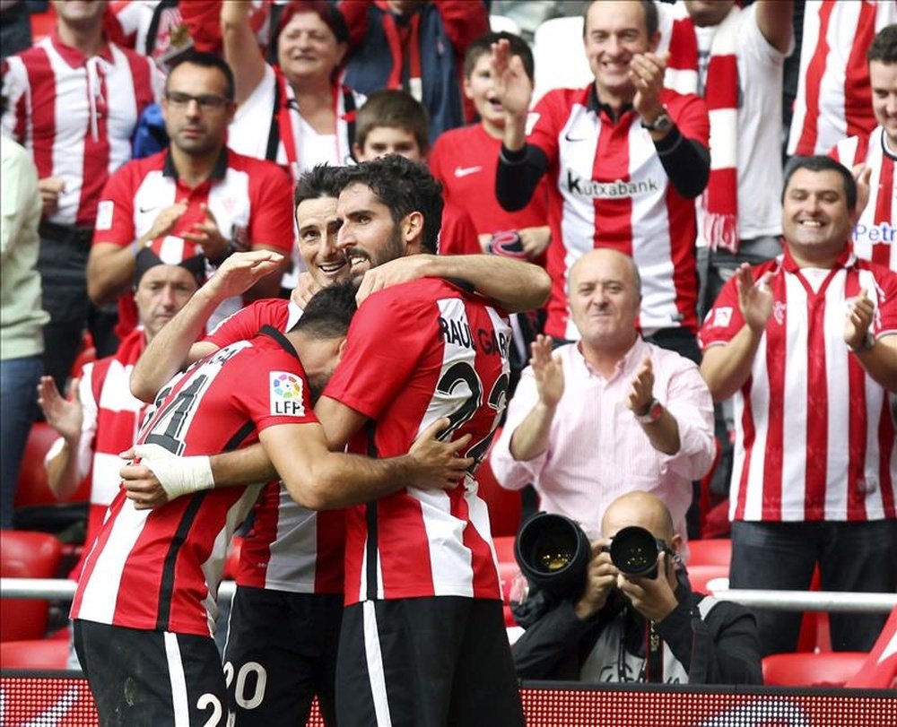 El delantero del Athletic Bilbao Aritz Aduriz celebra un gol con sus compañeros. EFE/Archivo