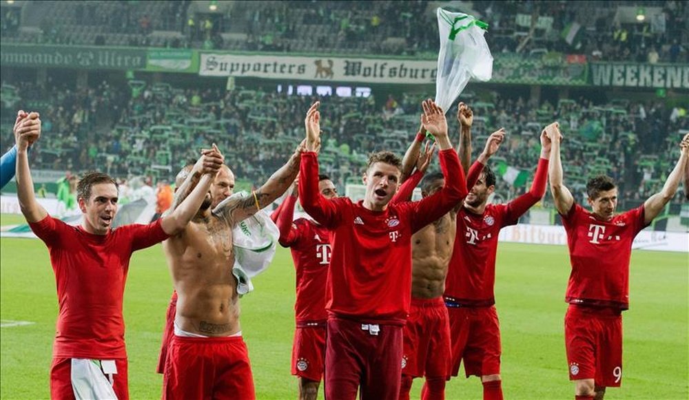 Jugadores del Bayern Munich celebran hoy, martes 27 de octubre de 2015, después de un partido de la segunda ronda de la Copa Alemania en Wolfsburgo (Alemania). EFE