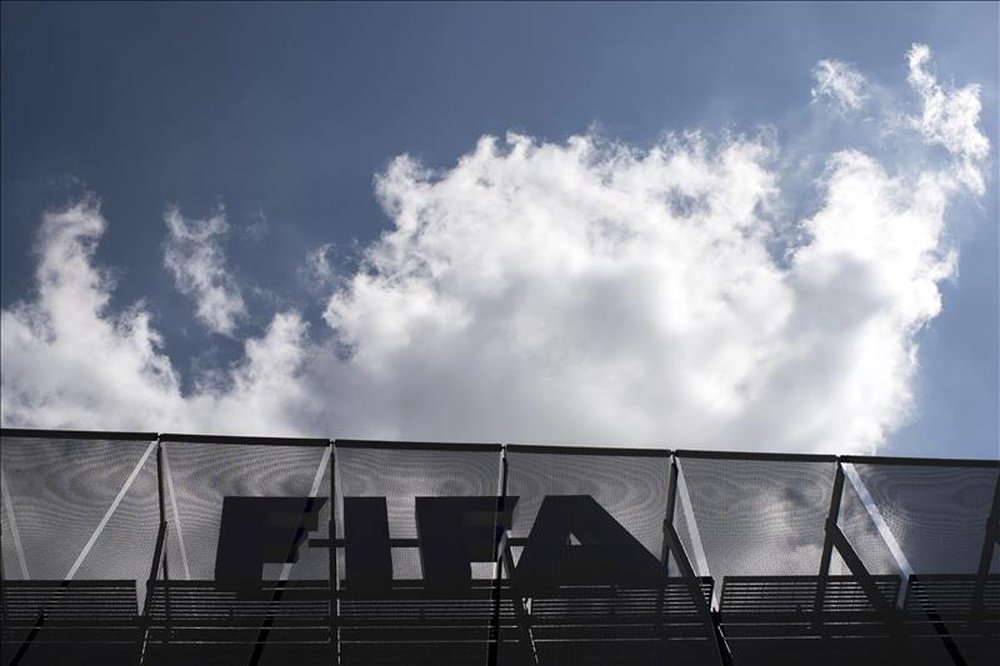 Vista del logotipo de la FIFA a la entrada de su sede en Zúrich, Suiza. EFE/Archivo 