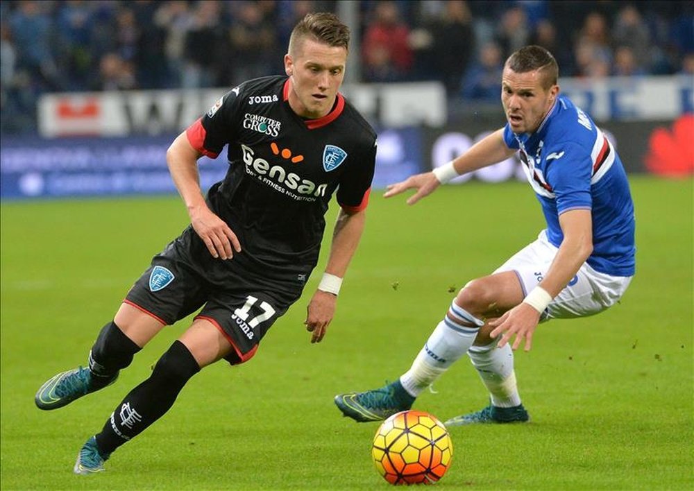 Djamel Eddine Mesbah (d) de la Sampdoria ante Piotr Zielinski (i) del Empoli hoy, jueves 29 de octubre de 2015, durante una fecha de la Seria A italiana en el estadio Luigi Ferraris de Génova (Italia). EFE