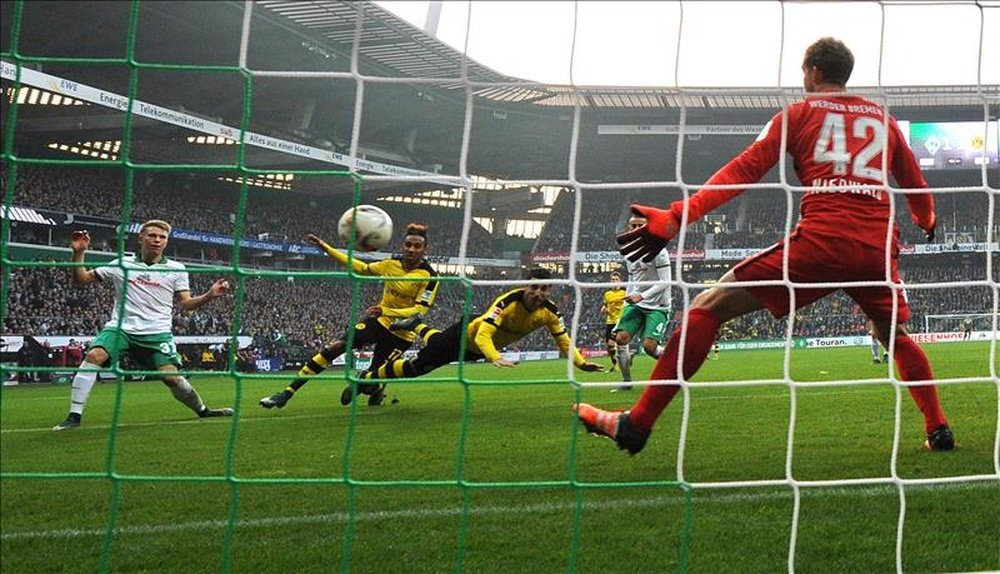 El centrocampista del Dortmund Henrikh Mkhitaryan (2-d) logra el gol en el partido de la  Bundesliga que han jugado Werder Bremen y Borussia Dortmund en el Weser Stadium de Bremen, Alemania. EFE/EPA