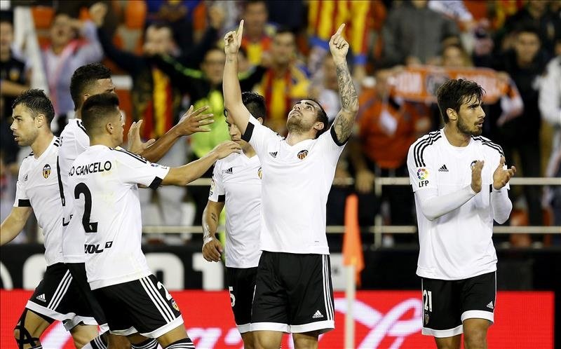 El delantero del Valencia Paco Alcácer (c) celebra el gol que ha metido de penalti, el primero de su equipo, durante el partido frente al Levante de la décima jornada de Liga de Primera División que se jugó en el estadio de Mestalla. EFE