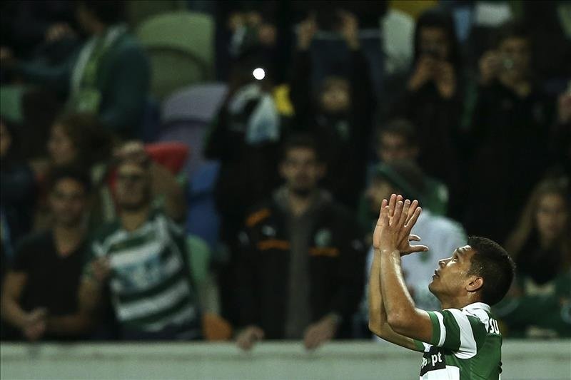 El delantero colombiano del Sporting de Lisboa Teo Gutierrez celebra un gol en el Alvalade Stadium de Lisboa, Portugal. EFE/EPA