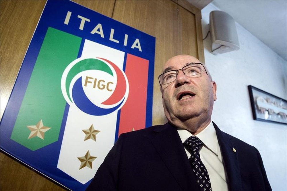 A Carlo Tavecchio se le amontonan los problemas desde la eliminación de Italia. EFE/Archivo
