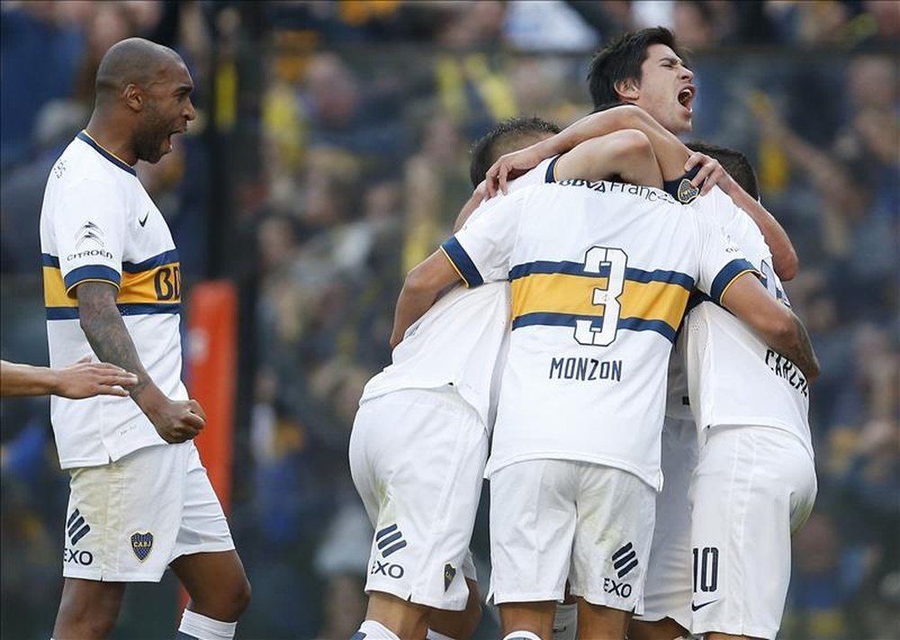 Jugadores de Boca Juniors fueron registrados este domingo al celebrar un gol anotado a Tigre, durante un partido de la Liga argentina de fútbol, en el estadio La Bombonera de Buenos Aires (Argentina). EFE