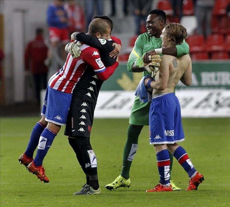 El centrocampista croata del Sporting Alen Halilovic (d), autor del gol de la victoria, bromea con el portero camerunés del Málaga Carlos Kameni (2d), en presencia del guardameta del Sporting, Iván Cuéllar (2i) y su defensa Alberto Lora (i), al finalizar el partido correspondiente a la décima jornada de la Liga BBVA de fútbol, celebrado en el estadio del Molinón de Gijón. EFE