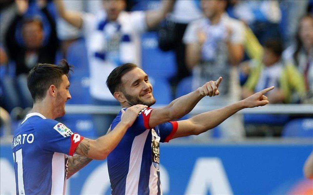 El delantero del Deportivo de La Coruña, Lucas Pérez (d). EFE/Archivo