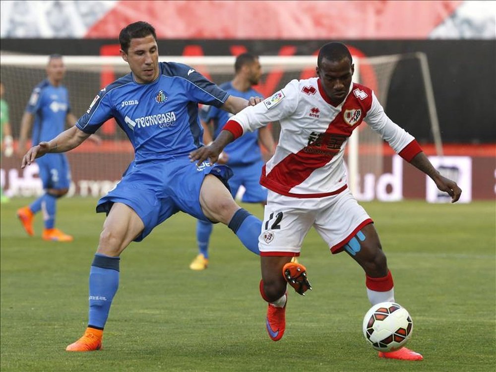 El centrocampista francés del Rayo Vallecano, Gael Kakuta (d), disputa el balón al centrocampista argelino del Getafe, Roberto Lago (i). EFE/Archivo