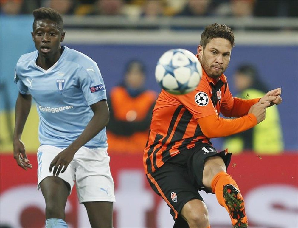 El jugador del Shakhtar Marlos (d) patea el balón ante la marca de Pa Konate (i), del Malmo durante un partido por el grupo A de la Liga de Campeones de la UEFA, en el estadio Arena Lviv, en Lviv (Ucrania). EFE