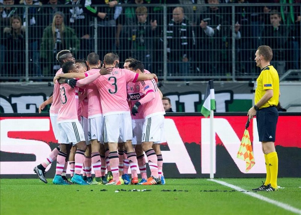 Jugadores de la Juventus celebran después de anotar el gol del empate 1-1 durante un partido por el grupo D de la Liga de Campeones de la UEFA, entre el Borussia Moenchengladbach y la Juventus de Turín, en Moenchengladbach (Alemania). EFE