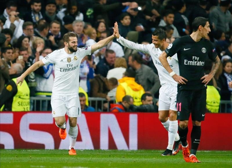 El defensa del Real Madrid Nacho Fernández (i) celebra su gol, primero del equipo, con su compañero Cristiano Ronaldo, durante el partido de la cuarta jornada de la Liga de Campeones que Real Madrid y París Saint-Germain jugado en el estadio Santiago Bernabéu, en Madrid. EFE