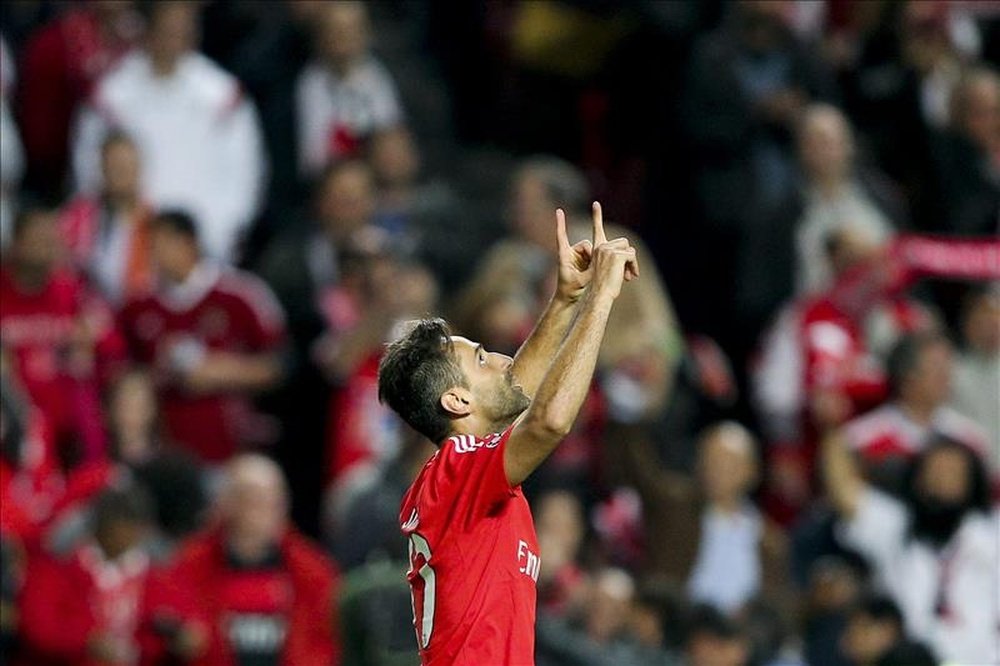 El jugador del Benfica Jonas celebra un gol ante Galatasaray durante el juego por el Grupo C de la Liga de Campeones en el estadio Luz de Lisboa, Portugal. EFE