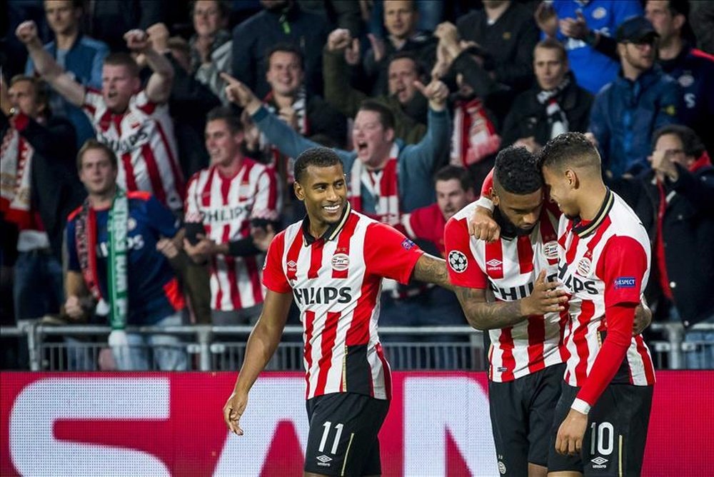 Jurgen Locadia (c) de PSV Eindhoven celebra con sus compañeros una anotación contra el Wolfsburg durante un partido por la Liga de Campeones en el estadio Philips Stadion en Eindhoven (Países Bajos). EFE/J