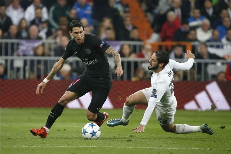El centrocampista argentino del París Saint-Germain Ángel Di María (i) disputa el balón con el centrocampista del Real Madrid Isco Alarcón (d), durante el partido de la cuarta jornada de la Liga de Campeones que se disputó en el estadio Santiago Bernabéu, en Madrid. EFE