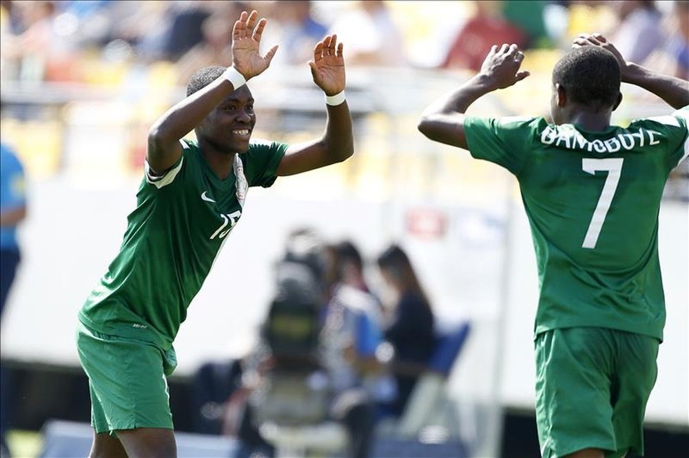 El jugador nigeriano Udochukwu Anumudu (i) celebra después de anotar un gol durante un partido del mundial de fútbol sub17. EFE