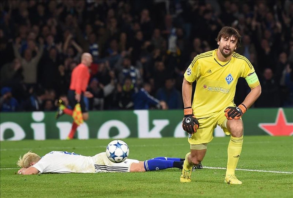 Aleksandar Dragovic de Dynamo (i) reacciona tras hacer un autogol durante un partido por el grupo G de la Liga de Campeones entre el Chelsea y el Dynamo Kiev en Stamford Bridge en Londres (Reino Unido). EFE