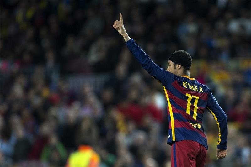 El delantero brasileño del FC Barcelona Neymar Da Silva celebra su gol, primero del equipo, durante el encuentro de la cuarta jornada de la fase de grupos de la Liga de Campeones que FC Barcelona y Bate Borisov disputaron en el Camp Nou, en Barcelona. EFE