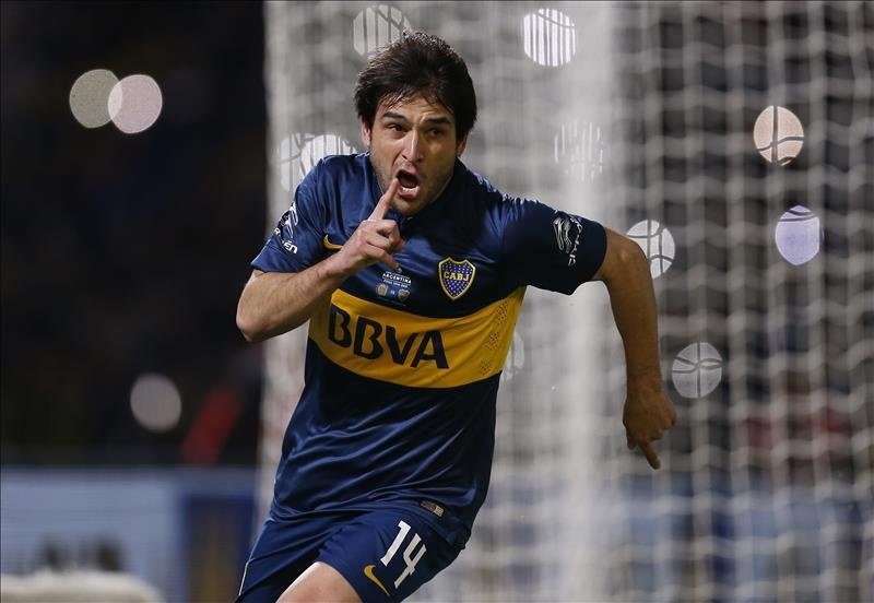 El jugador de Boca Juniors Nicolás Lodeiro fue registrado este miércoles al anotarle un gol de tiro penalti a Rosario Central, durante la final de la Copa Argentina, en el estadio Mario Alberto Kempes de Córdoba (Argentina). EFE