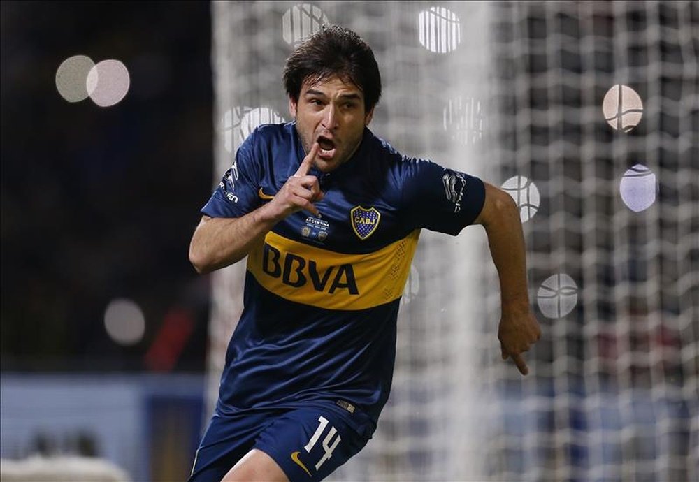 El jugador de Boca Juniors Nicolás Lodeiro fue registrado este miércoles al anotarle un gol de tiro penalti a Rosario Central, durante la final de la Copa Argentina, en el estadio Mario Alberto Kempes de Córdoba (Argentina). EFE