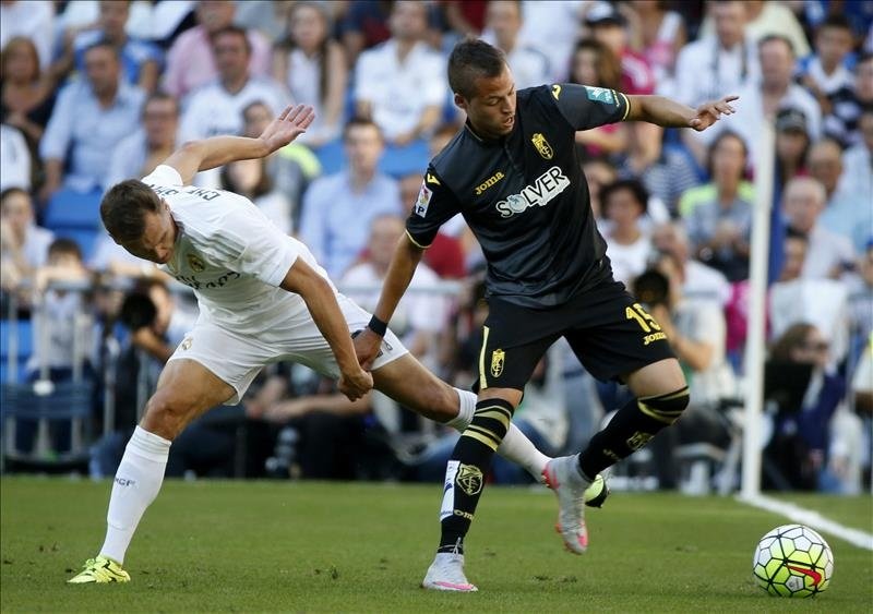 El centrocampista ruso del Real Madrid Denís Chéryshev disputa un balón con el delantero uruguayo del Granada Nico López (d). EFE/Archivo