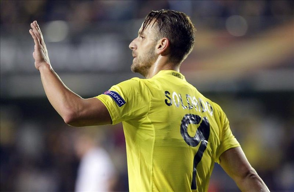 El delantero del Villarreal Roberto Soldado celebra su gol, tercero del equipo, durante el partido correspondiente a la tercera jornada de la fase de grupos de la Liga Europa que Villarreal y Dínamo de Minsk en el estadio de El Madrigal, en Villarreal. EFE