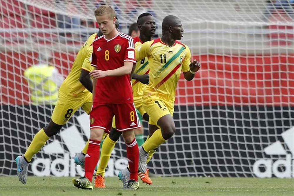 El jugador de Mali Orel Boubacar Traore (c) fue registrado este jueves al celebrar un gol anotado a Bélgica, durante una de las semifinales del Mundial de Fútbol FIFA Sub17, en el estadio La Portada de La Serena (Chile). EFE
