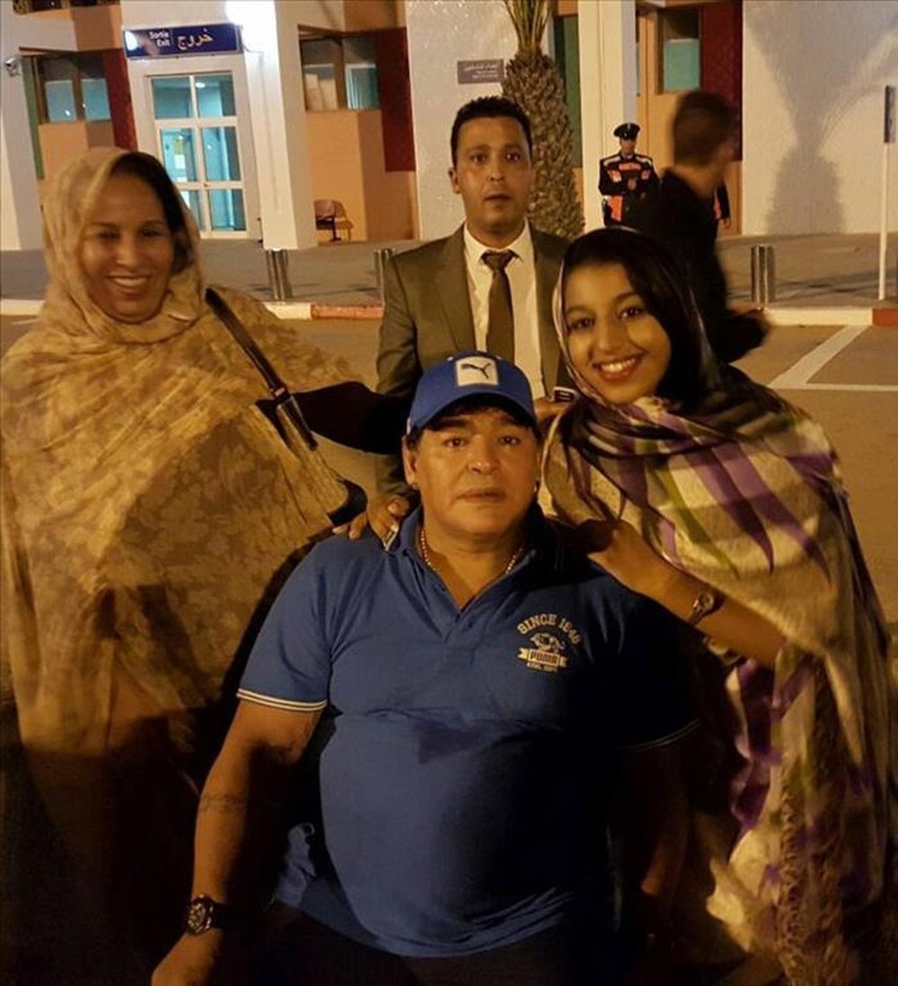 Diego Armando Maradona causó verdadero furor entre los saharauis de El Aaiún, que lo vitorearon sin parar y le solicitaron innumerables selfies a los que se prestó gustoso en sus apenas dos horas de estancia. EFE