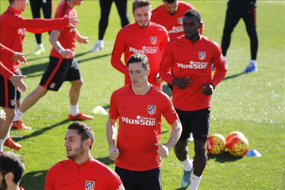 El delantero del Atlético de Madrid, Fernando Torres (c), durante el entrenamiento de su equipo en la Ciudad Deportiva del Cerro del Espino, en Majadahonda, para preparar el partido de mañana frente al Sporting de Gijón. EFE