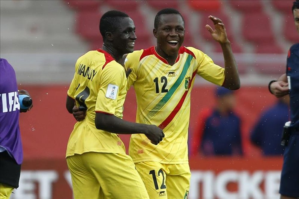 Los jugadores de Mali, Mamady Diarra (i) y Sory Keita (d) celebran el triunfo ante Bélgica el 5 de noviembre de 2015, durante un partido por la semifinal del Mundial de Fútbol Sub17, en el estadio La Portada de La Serena (Chile). EFE