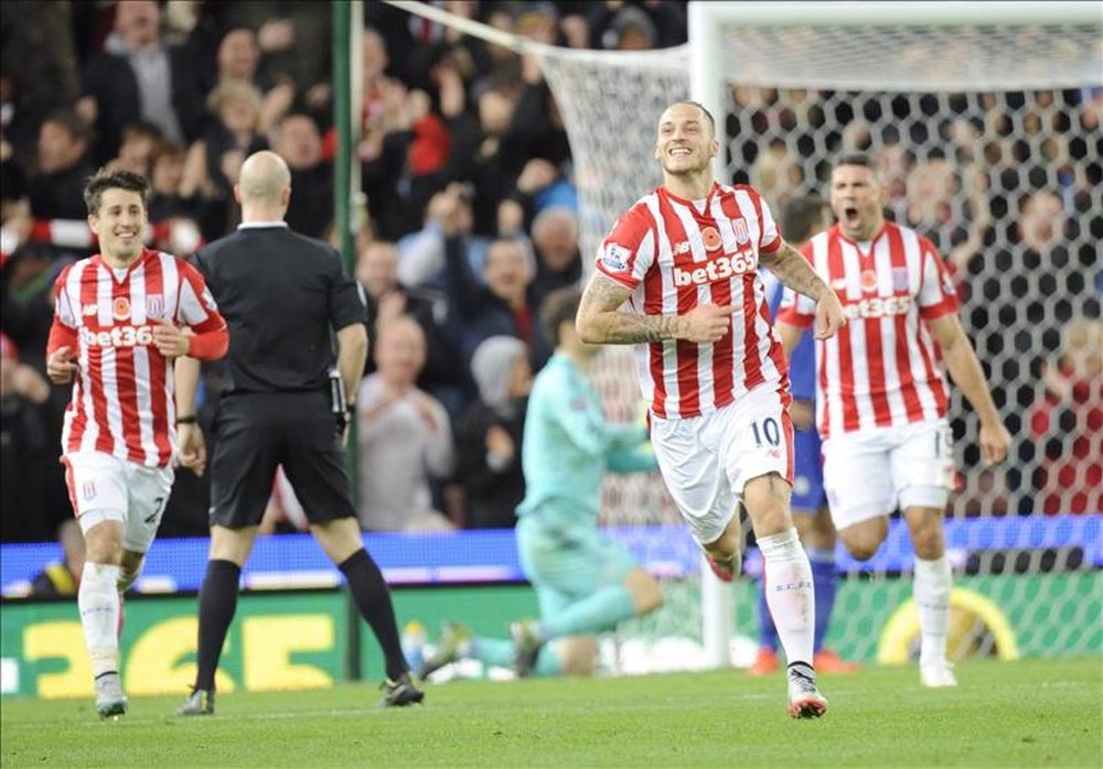 El delantero croata del Stoke Marko Arnautovic (c) celebra el 1-0 durante el partido de la Premier League que han jugado Stoke City y Chelsea en el Britannia stadium de Stoke, Reino Unido. EFE/EPA