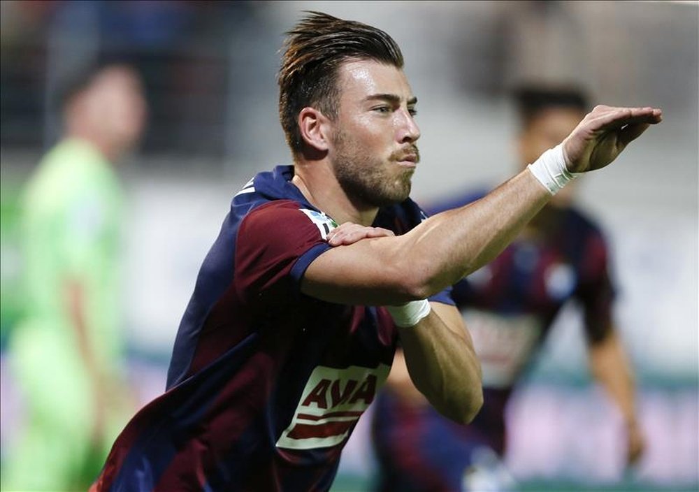 El delantero del Eibar Sergi Enrich celebra tras marcar ante el Getafe, durante el partido de Liga en Primera División en el estadio de Ipurúa, en Eibar. EFE