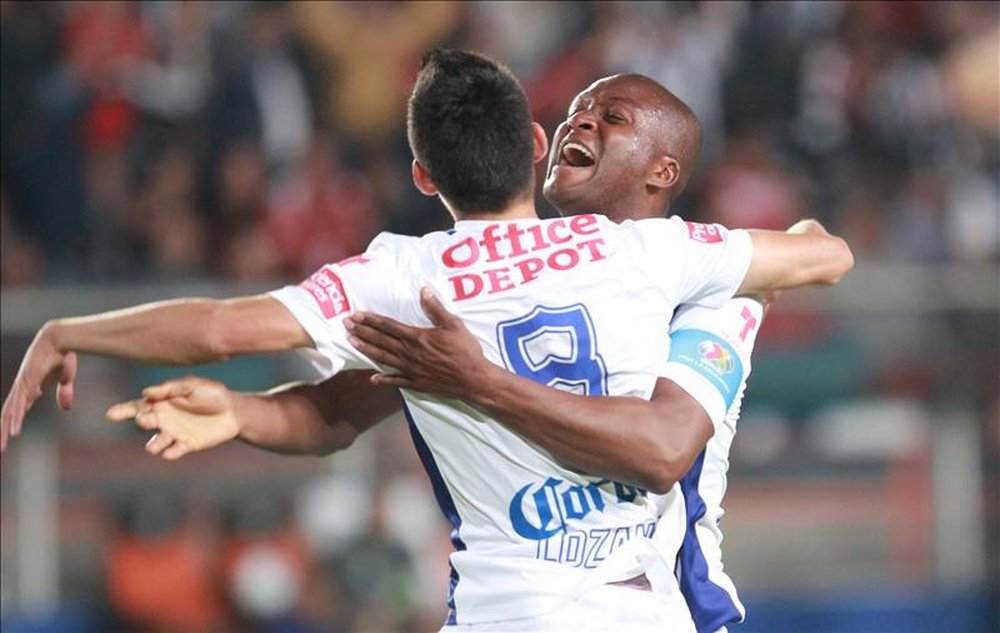 El jugador Aquivaldo Mosquera del Pachuca celebra su anotación ante Toluca, durante un partido. EFE/Archivo