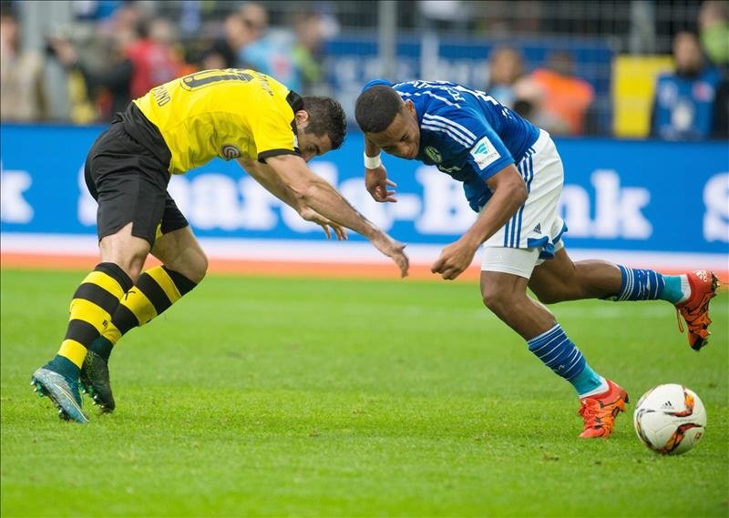 Los jugadroes, el del Dortmund Henrikh Mkhitaryan, y el del Schalke Dennis Aogo (d) compiten por un balón dividido durante el partido de la Bundesliga que han jugado Borussia Dortmund y FC Schalke 04 en el Signal-Iduna-Park de Dortmund, Alemania.  EFE/EPA