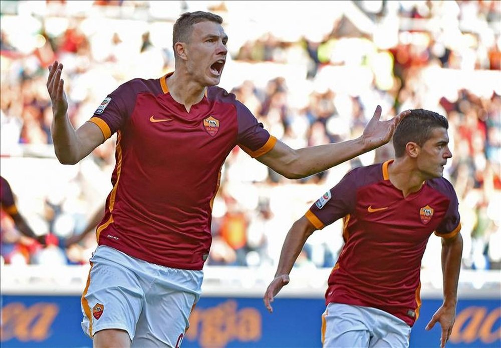 El delantero del AS Roma Edin Dzeko (I) celebra el 1-0, de penalti, durante el partido de la Serie A que han jugado AS Roma y SS Lazio en el Olímpico de Roma, Italia. EFE/EPA