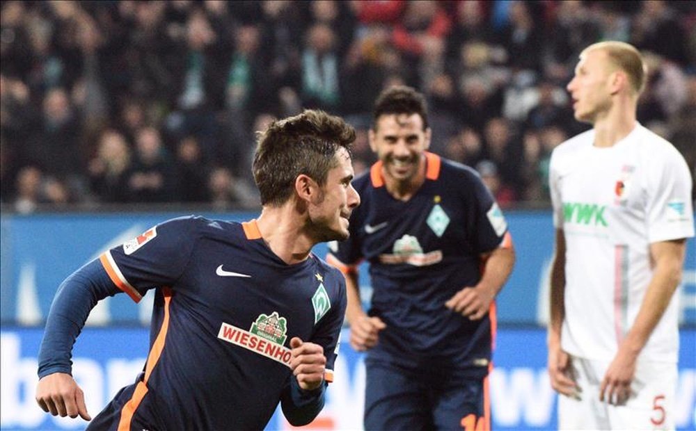 El jugador del Bremen Fin Bartels (I) celebra un gol mientras le persigue su compañero Claudio Pizarro en Augsburg, Alemania. EFE/EPA