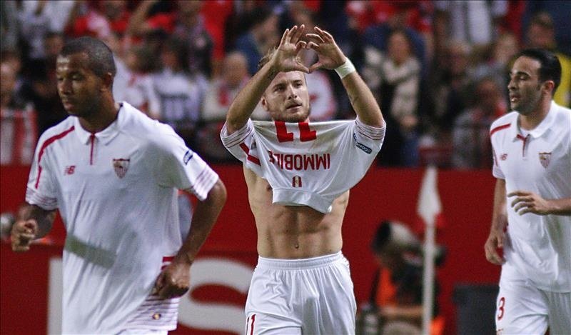El delantero italiano del Sevilla Ciro Immobile (c) celebra la consecución del primer gol de su equipo ante el Real Madrid durante el partido de la undécima jornada de liga en Primera División que estos dos equipos jugado en el estadio Sánchez Pizjuán de Sevilla. EFE