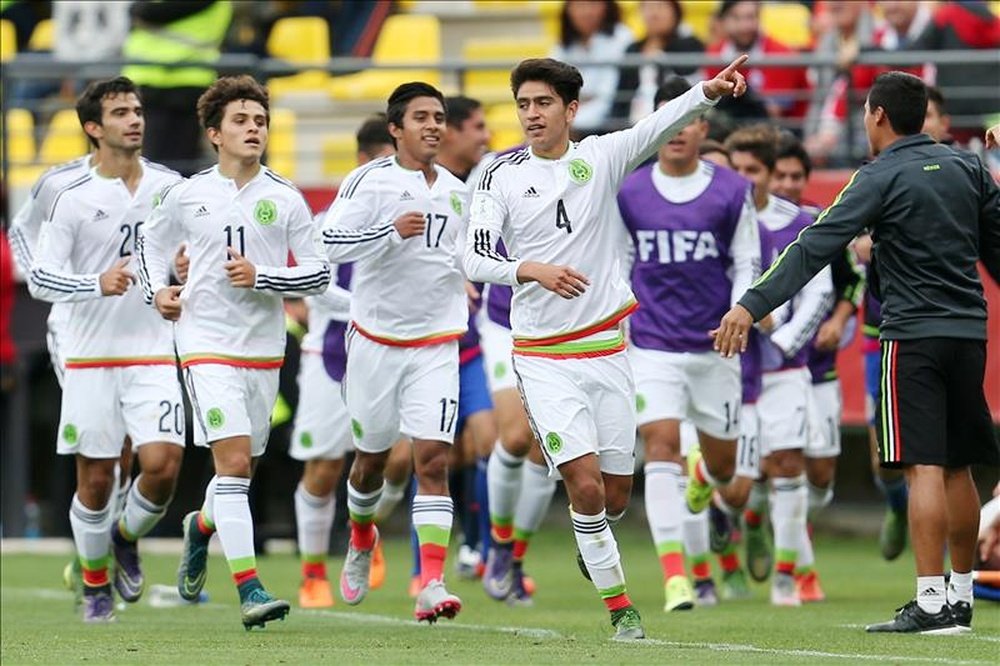 México trató de buscar el gol, pero se le resistió. EFE