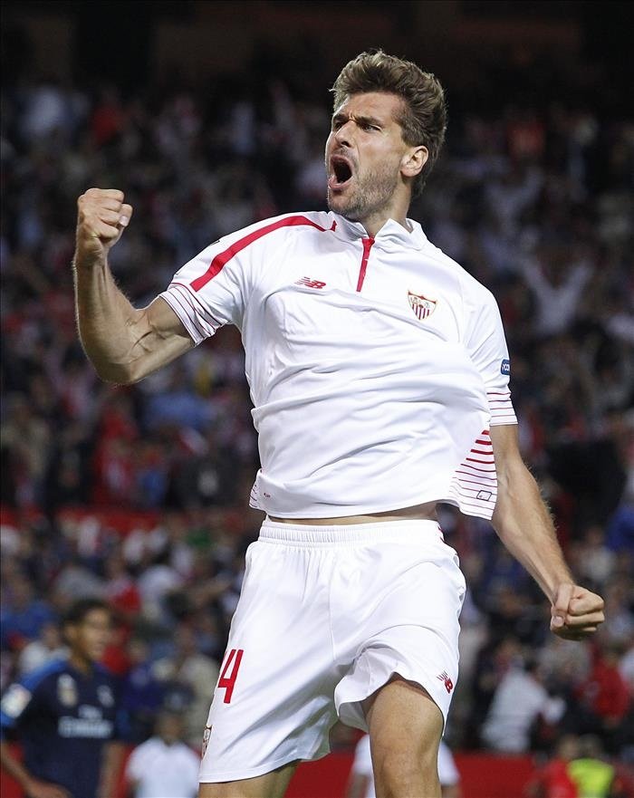 Llorente celebrates scoring for Sevilla. EFE