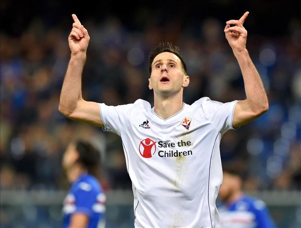 El delantero croata del Fiorentina Nikola Kalinic celebra un gol logrado ante la Sampdoria en el Luigi Ferraris Stadium de Genoa, Italia. EFE/EPA