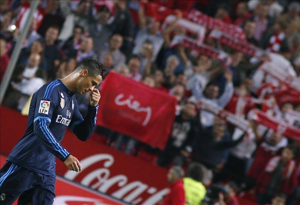 El delantero Real Madrid Cristiano Ronaldo, al término del partido de Liga en Primera División ante el Sevilla disputado en el estadio Ramón Sánchez Pizjuán. EFE