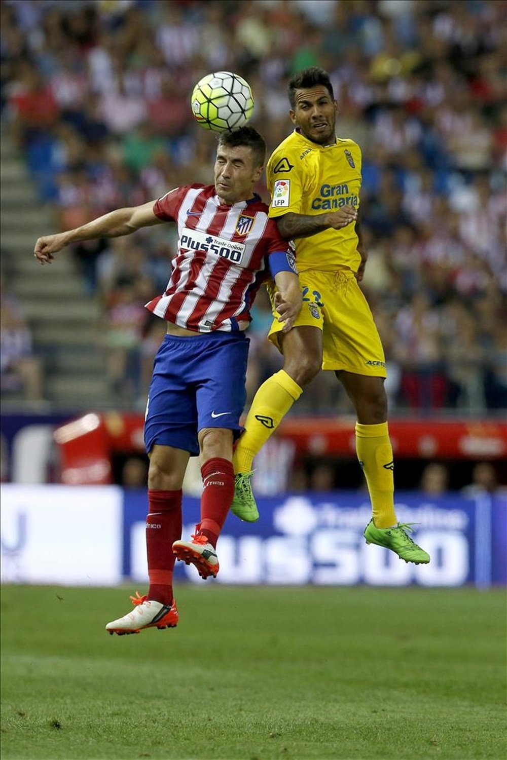 El centrocampista del Atlético de Madrid Gabi Fernández (i) pelea un balón aéreo con el defensa de la Unión Deportiva Las Palmas Javi Garrido. EFE/Archivo